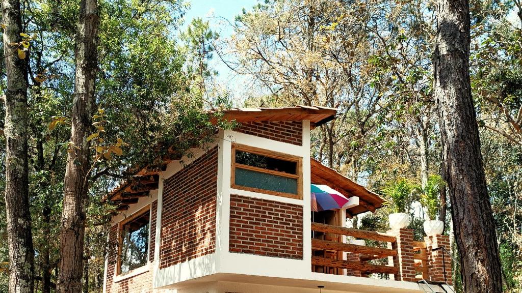 Cabaña para pareja en el bosque IA