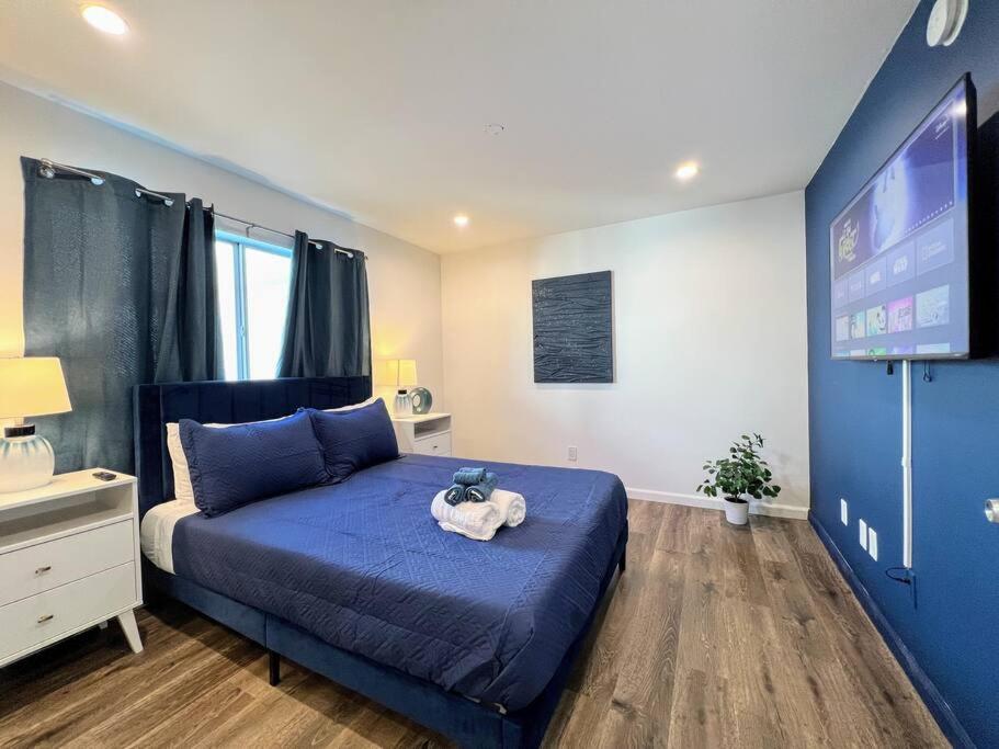 Hollywood Blue Habitat photo 4