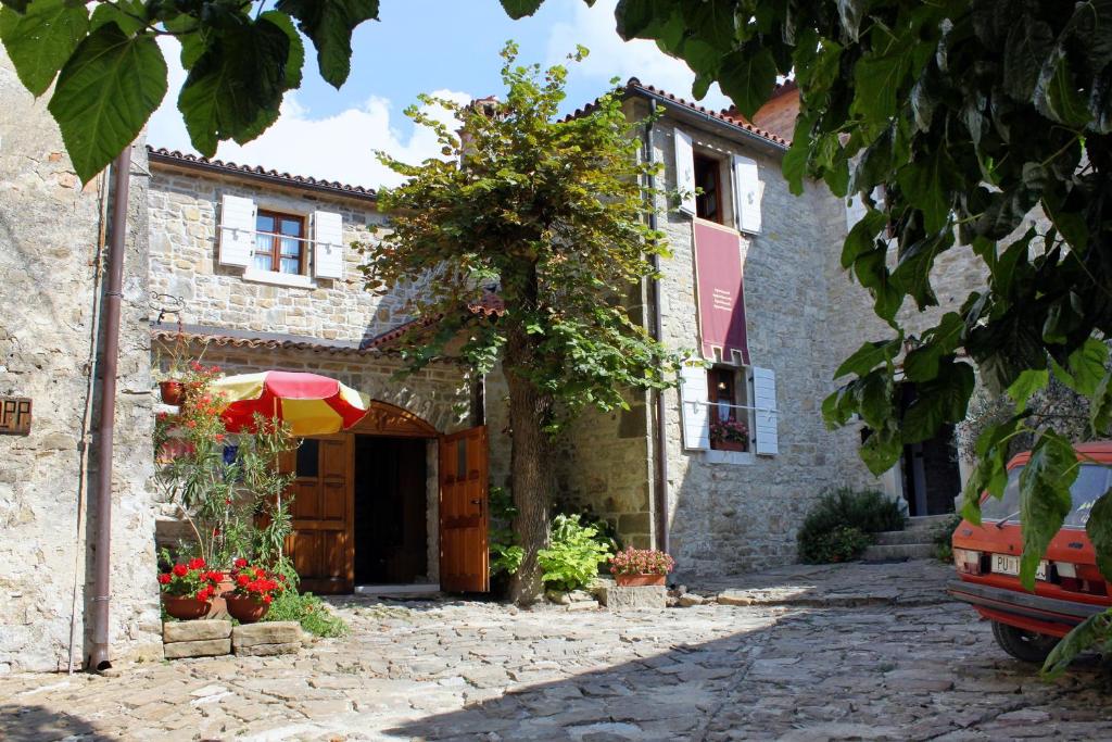 Apartments with WiFi Groznjan, Central Istria - Sredisnja Istra - 7038 photo 1
