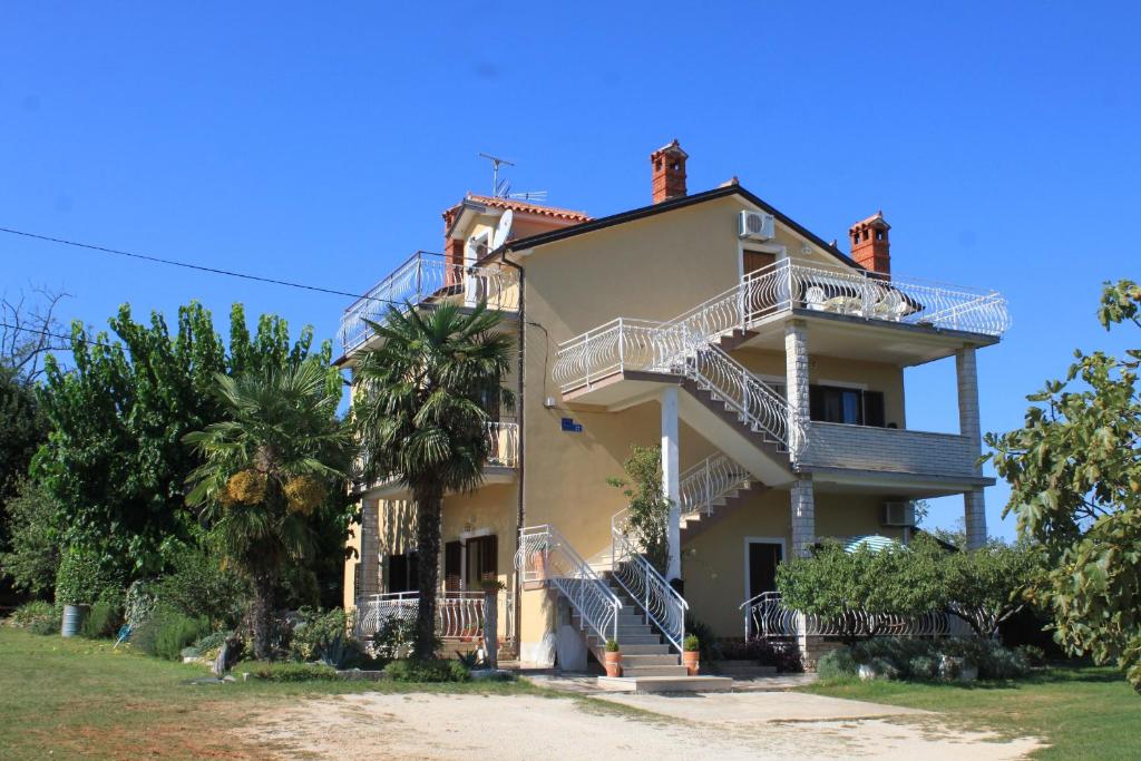 Apartments with a parking space Basanija, Umag - 7149 photo 1