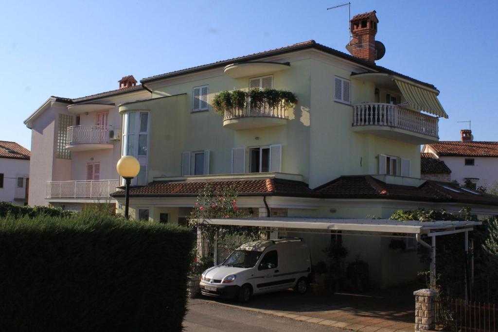 Apartments with a parking space Umag - 7147