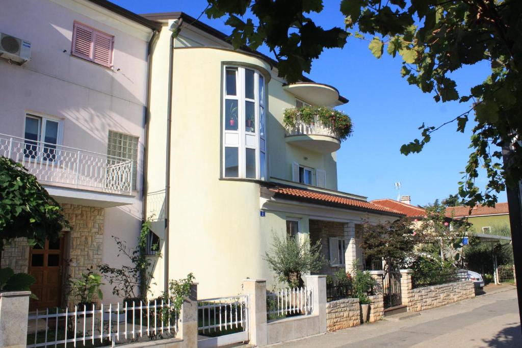 Apartments with a parking space Umag - 7147 photo 1