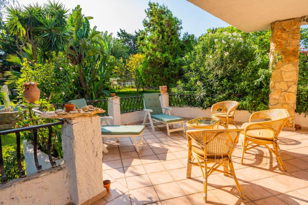 Sicilian Oasi with exotic garden