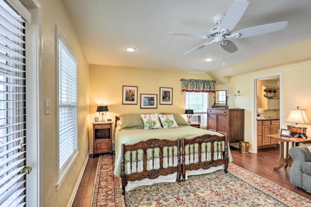 Studio in College Station with Expansive Deck! photo 3