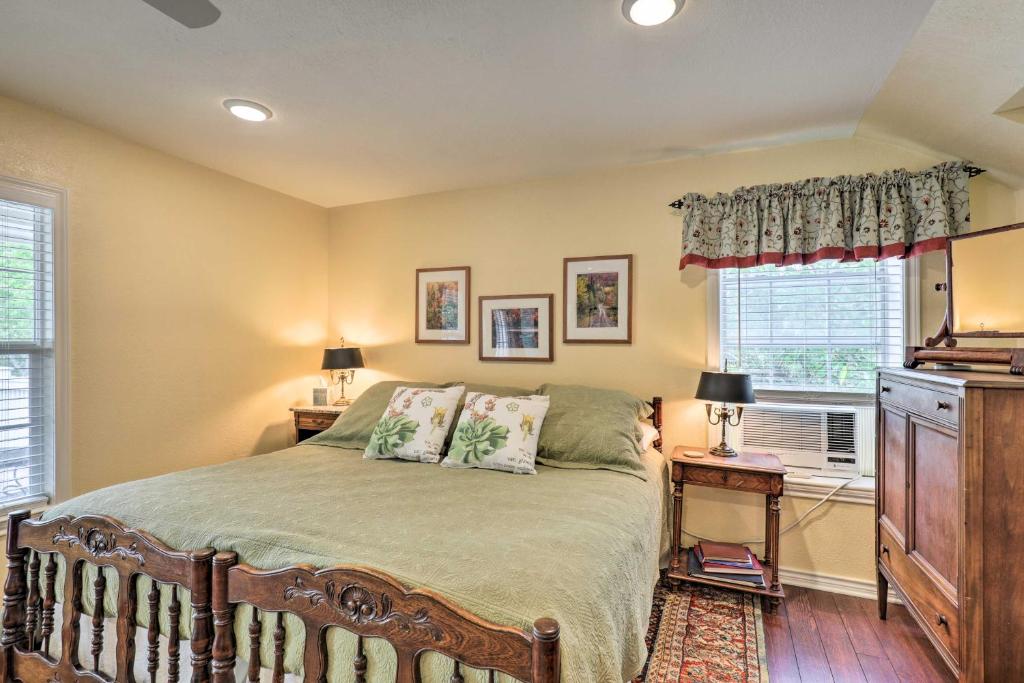Studio in College Station with Expansive Deck! photo 4