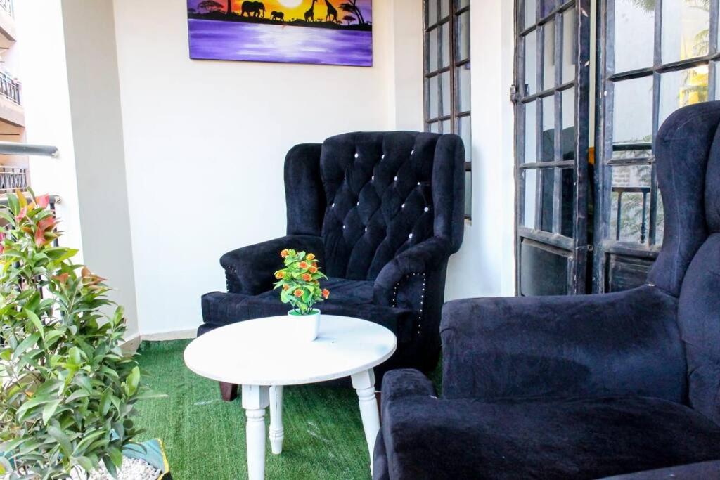Blissful 2 bedroom fully furnished with parking. photo 2