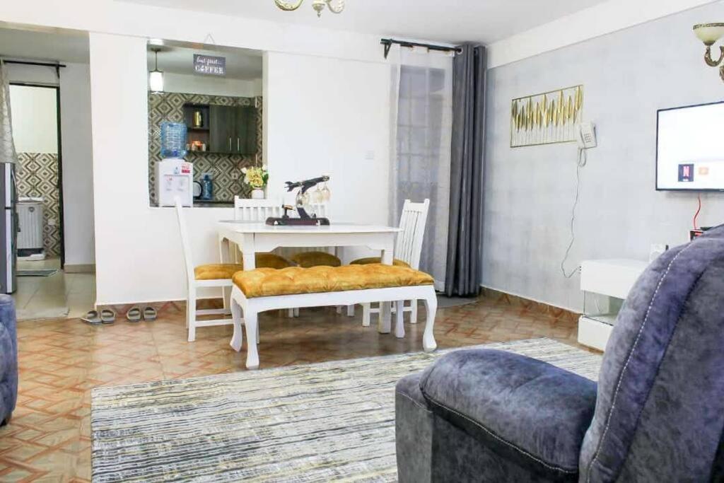 Blissful 2 bedroom fully furnished with parking. photo 3