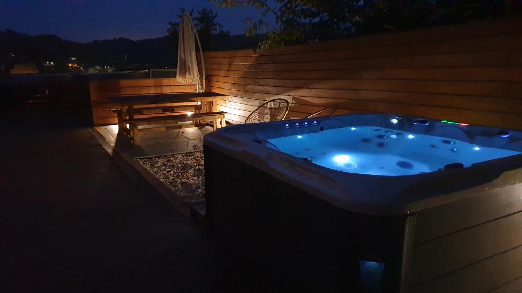 Le Chalet jacuzzi et Détente 4 Étoiles photo 1