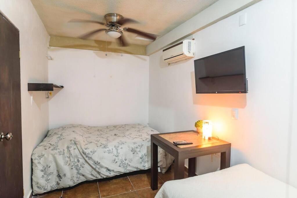 Departamento GRANDE con 2 recamaras con aire 5 camas wifi 115mb, cocina .Cochera techada, #4 photo 3