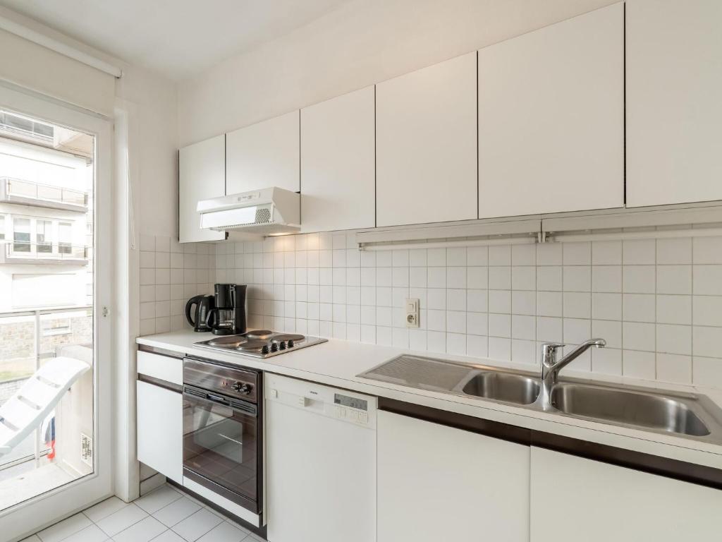 Pleasant apartment in Knokke with balcony photo 4