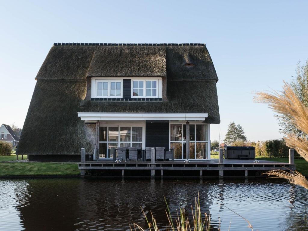 Beautiful villa with jacuzzi in a luxury holiday park on the Tjeukemeer photo 1