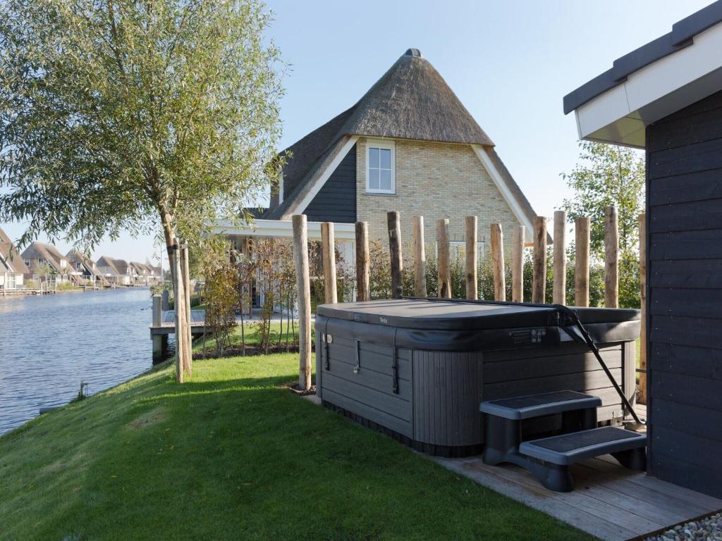 Beautiful villa with wellness in a holiday park on the Tjeukemeer photo 1