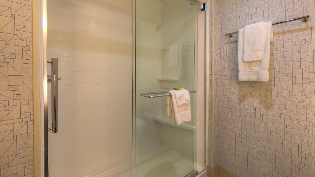 Holiday Inn Express & Suites Tulsa Midtown, an IHG Hotel photo 1