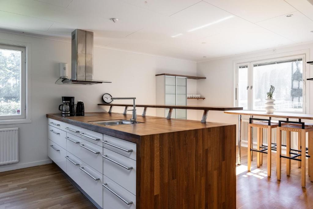 Large and modern house with its own sandy beach photo 3