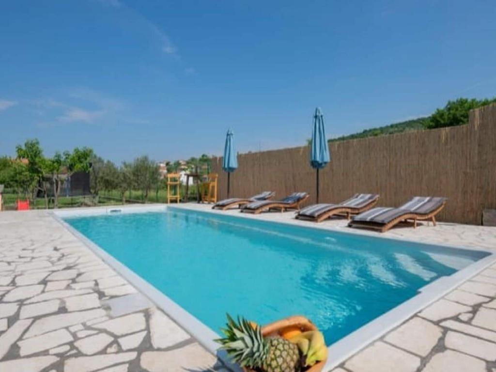 Adorable holiday home with swimming pool and fenced garden photo 4