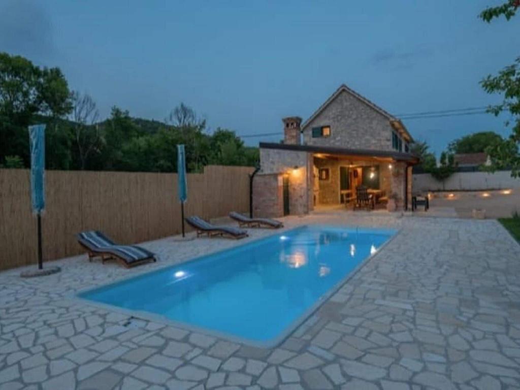 Adorable holiday home with swimming pool and fenced garden photo 1
