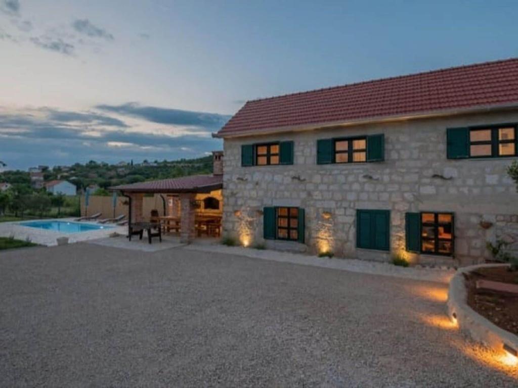 Adorable holiday home with swimming pool and fenced garden photo 2
