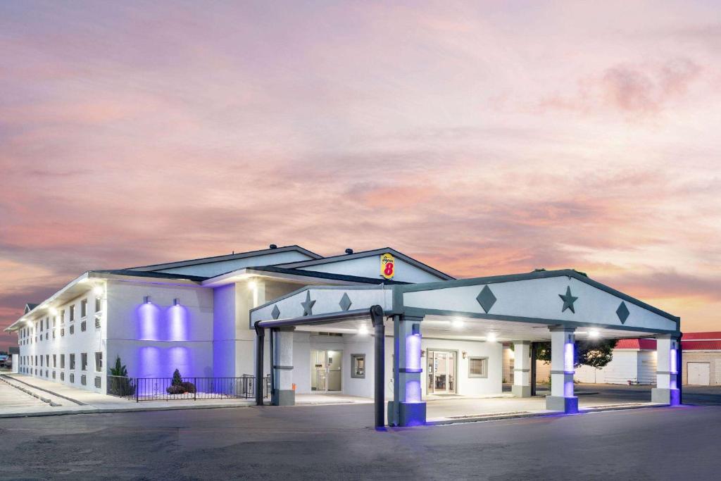 Super 8 by Wyndham Amarillo Central TX image
