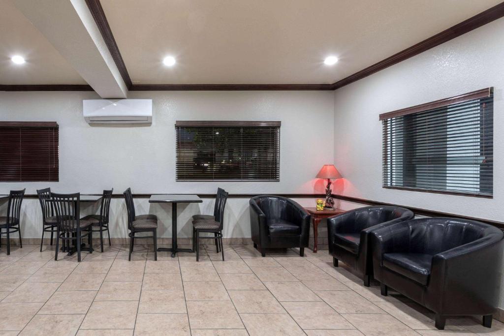Super 8 by Wyndham Amarillo Central TX photo 3