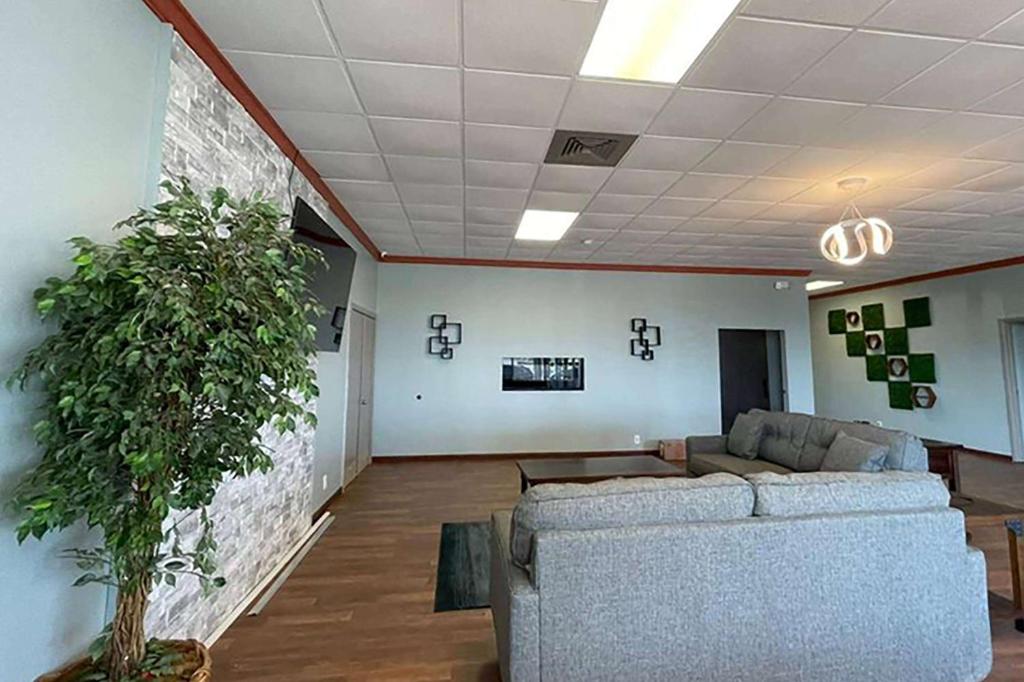 Days Inn & Suites by Wyndham Springfield OH photo 3