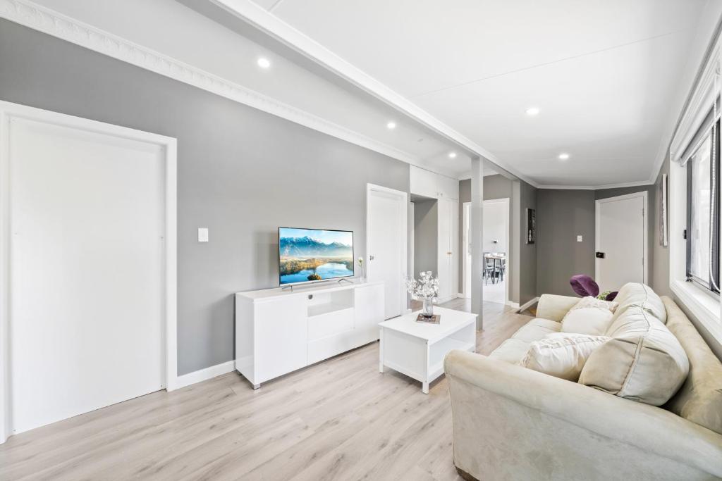 New 2 Bedroom House 500m to Mall with Free Parking photo 2