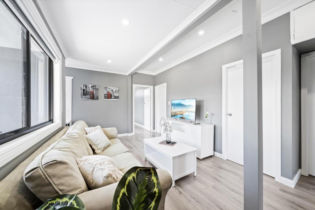 New 2 Bedroom House 500m to Mall with Free Parking photo 1