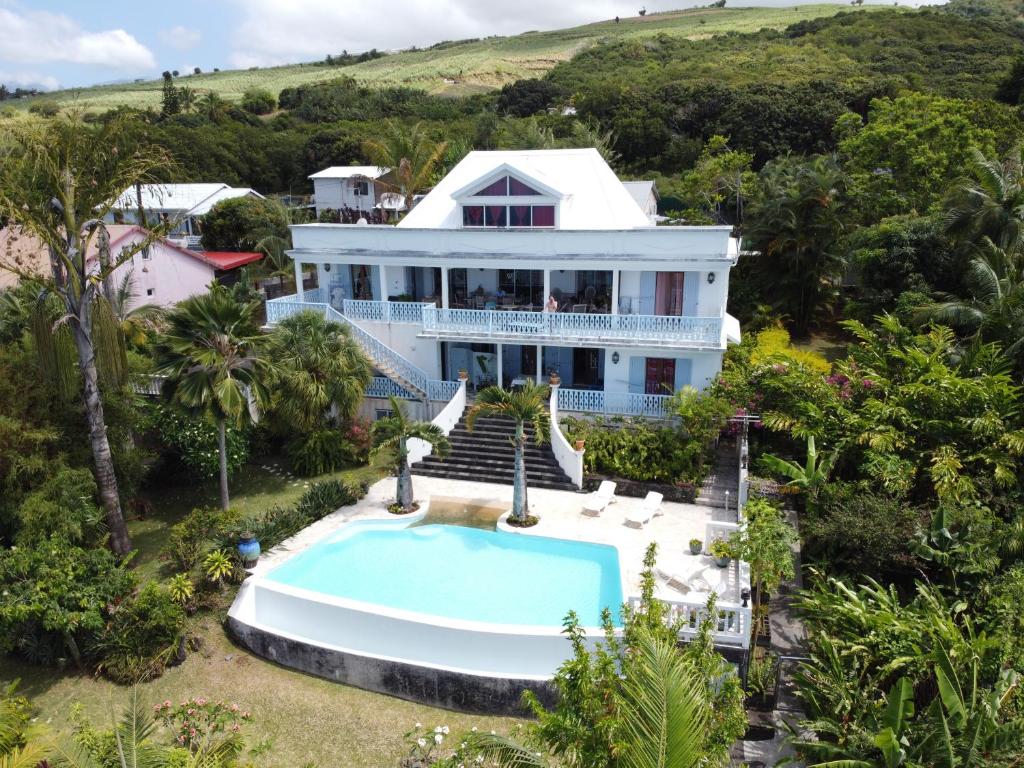 Villa spacieuse avec piscine débordement et vue exceptionnelle