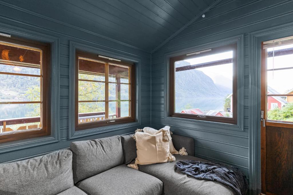 Cabin alongside the beautiful fjærlandsfjord photo 4