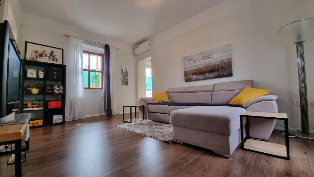 Comfortable 2-bedroom apartment in village centre photo 1