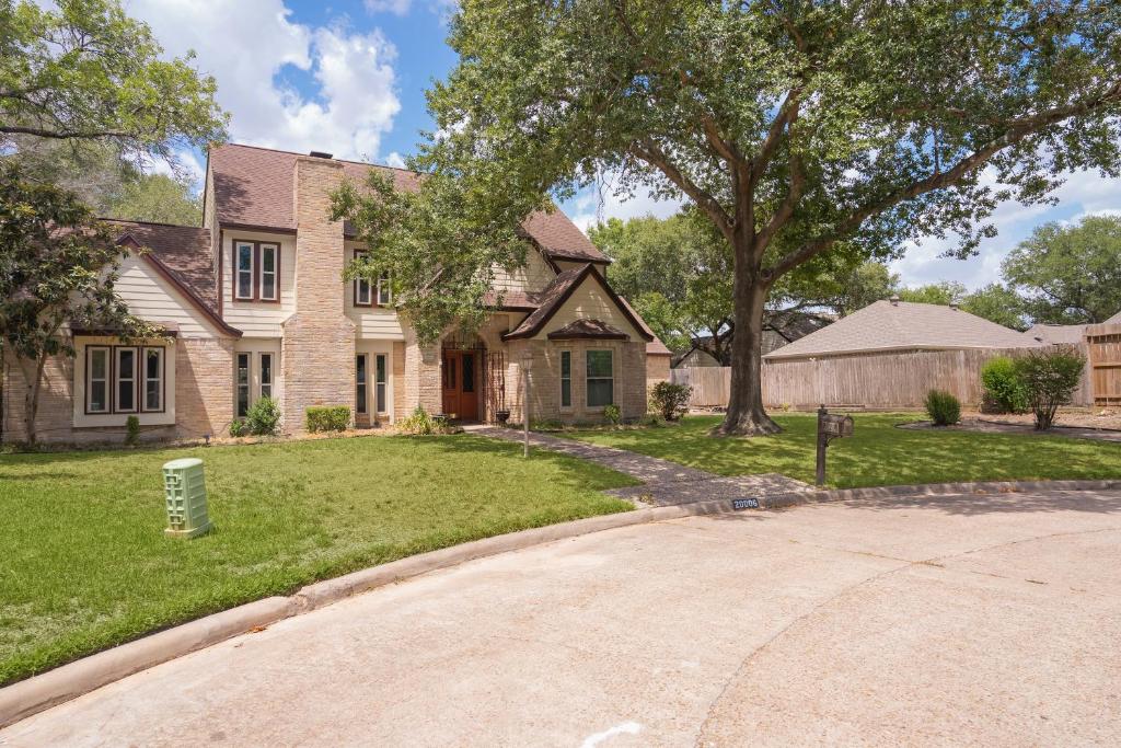 Spacious and quiet 4 bed 3 and a half bath home away from home in Katy Texas photo 3