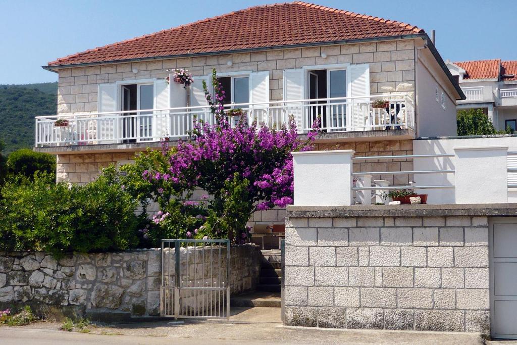 Family friendly apartments with a swimming pool Kneza, Korcula - 9130 photo 2