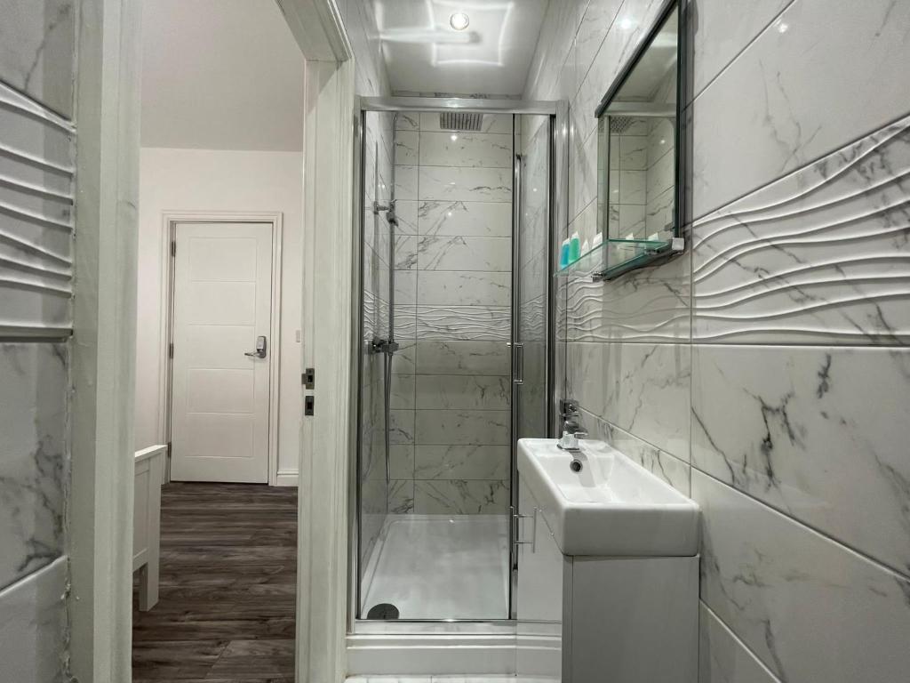 CityBreaks Rooms with Free Parking - Tap to explore photos