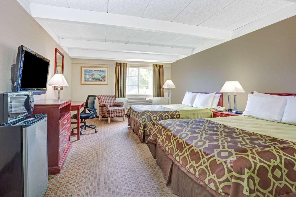 Travelodge by Wyndham Iowa City photo 1