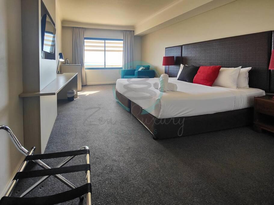 ZEN88 ESPLANADE: Hotel Suite w/ Ocean/Sunset Views photo 1