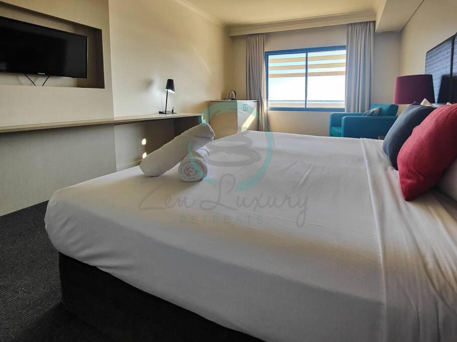 ZEN88 ESPLANADE: Hotel Suite w/ Ocean/Sunset Views photo 4