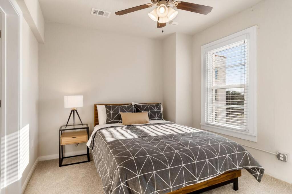 Chic Downtown Waco Apartment photo 3