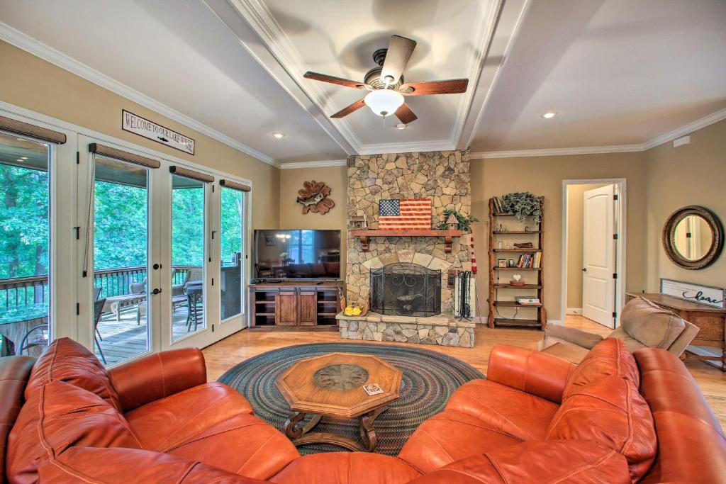 Townville Lakefront Cottage with Private Dock! photo 2