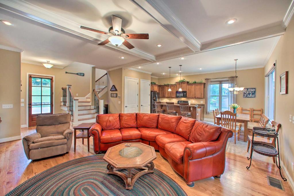 Townville Lakefront Cottage with Private Dock! photo 3