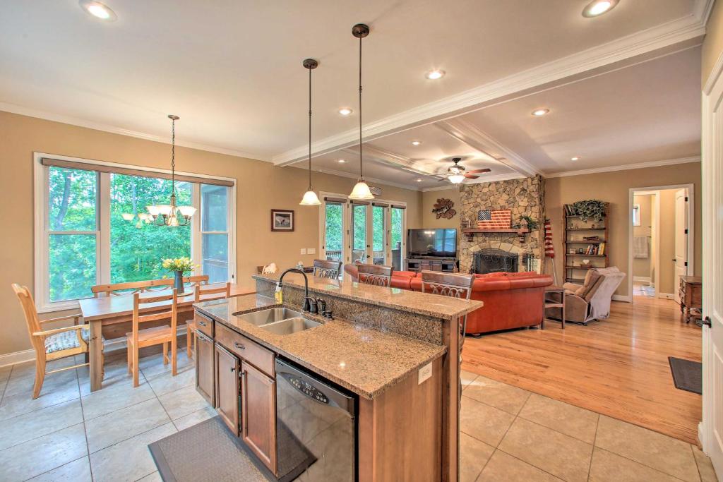 Townville Lakefront Cottage with Private Dock! photo 4