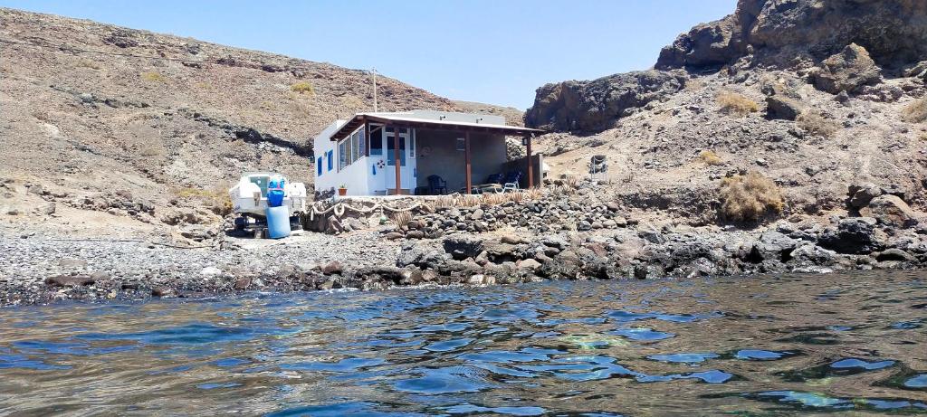 Casa marinera en la Orilla del mar photo 3