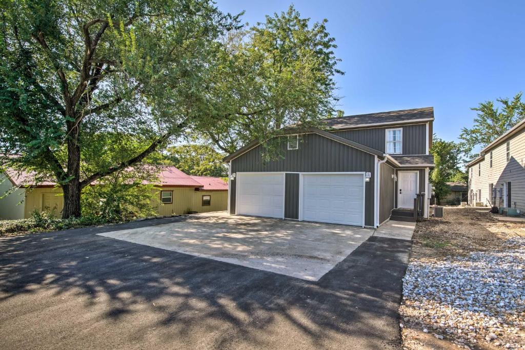 Cheerful Townhouse - Walk to Table Rock Lake! photo 1
