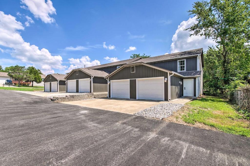 Airy Townhome Close to Kayaking and Boating! photo 2