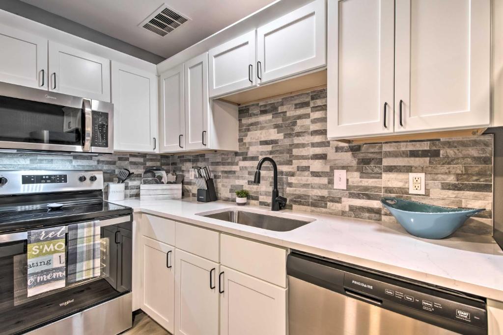 Pet-Friendly Abode, Walk to Table Rock Lake! photo 1