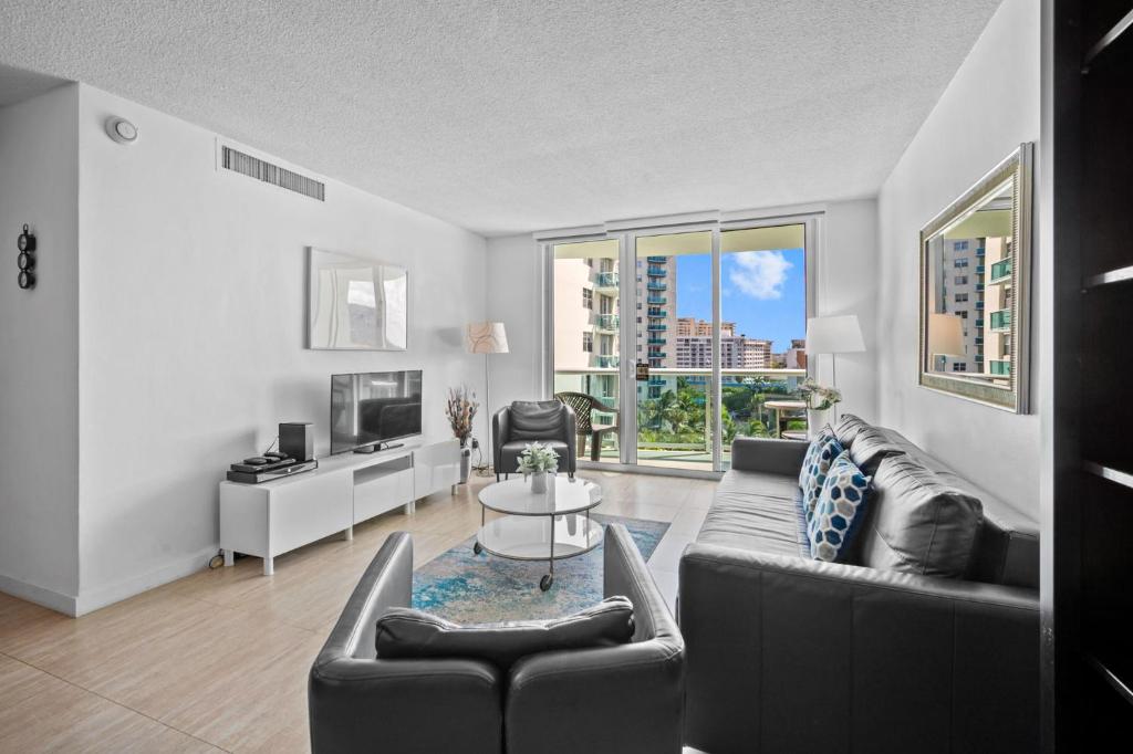 THE TIDES 1 bedroom apt 8th floor WE ARE ON THE BEACH image