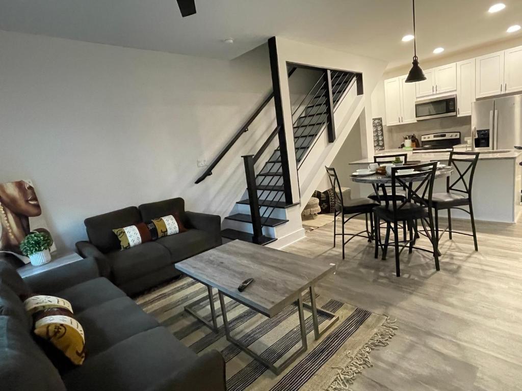 Entire new townhome minutes to the Lake Travis photo 2