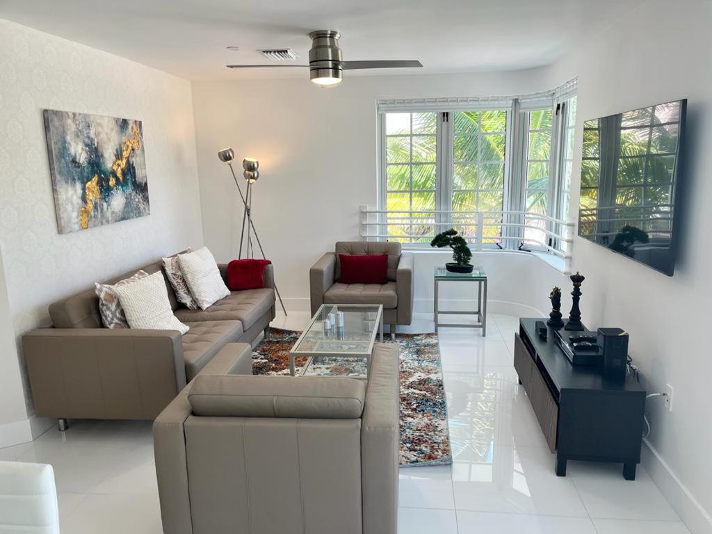 Direct Ocean View - Luxurious condo in South Beach image