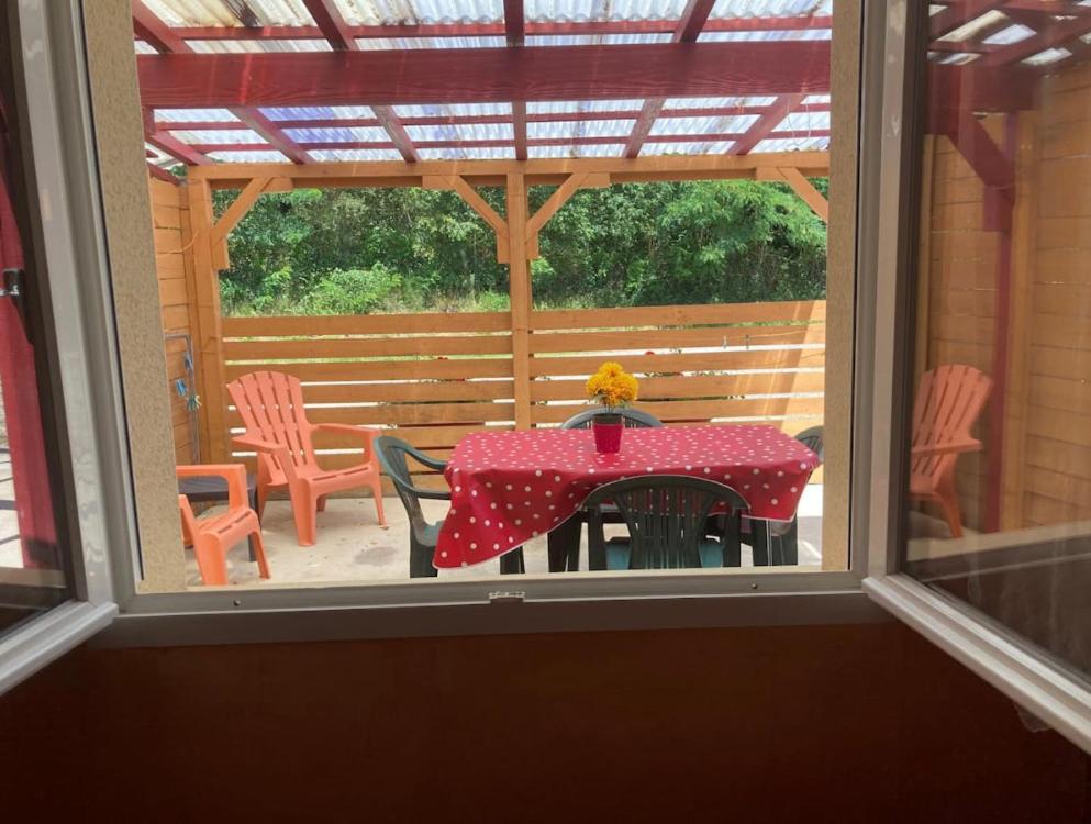 Appartement indépendant, terrasse couverte, rouge photo 1