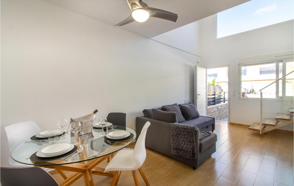 Stunning Home In Gran Alacant With Wifi, 2 Bedrooms And Swimming Pool photo 3