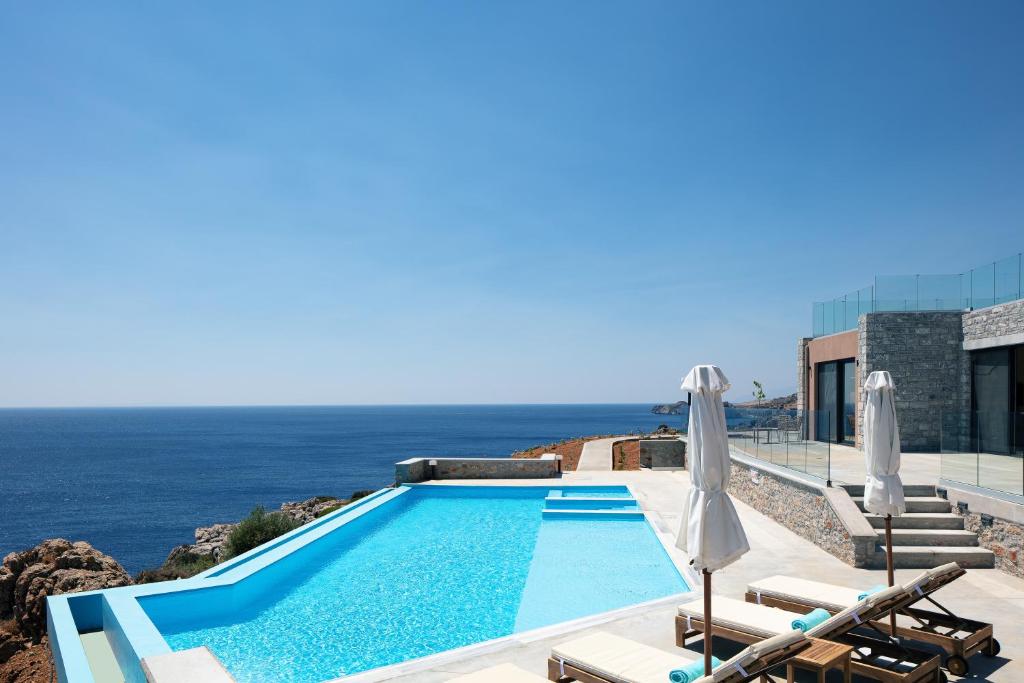 Seafront luxury villa with infinity pool & devine views! photo 1
