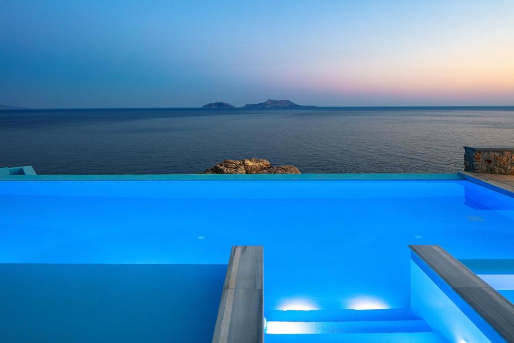 Seafront luxury villa with infinity pool & devine views! photo 2